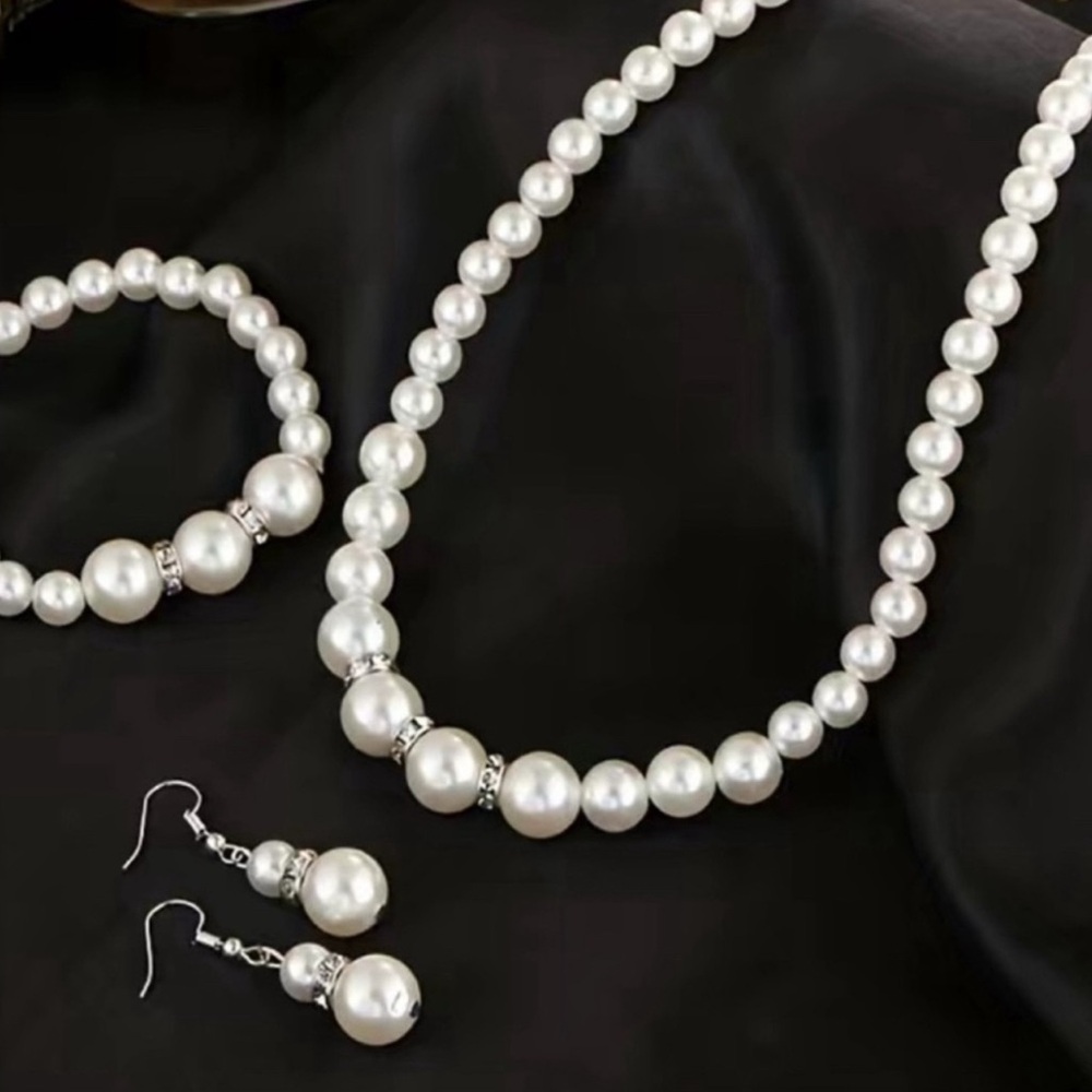 Elegant Pearl Necklace, Bracelet, and Earrings Set NEW